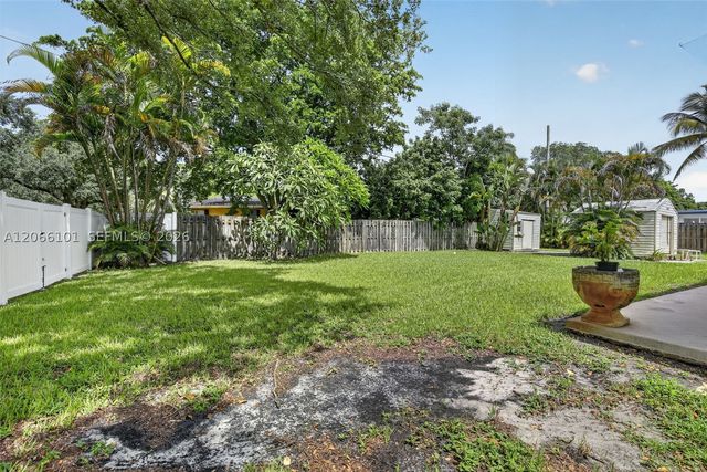 801 Ixora Ln, Plantation, FL 33317