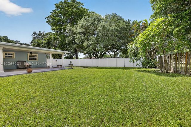 801 Ixora Ln, Plantation, FL 33317