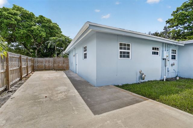 801 Ixora Ln, Plantation, FL 33317