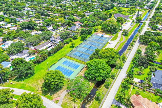 801 Ixora Ln, Plantation, FL 33317