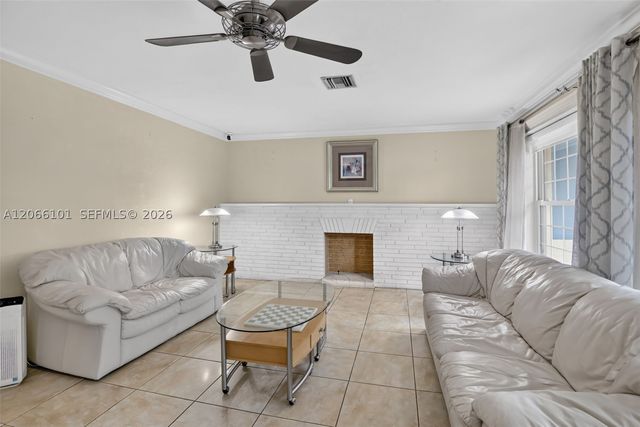 801 Ixora Ln, Plantation, FL 33317