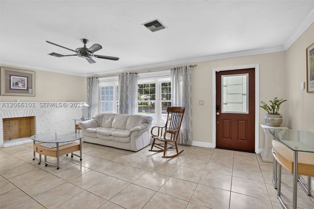 801 Ixora Ln, Plantation, FL 33317