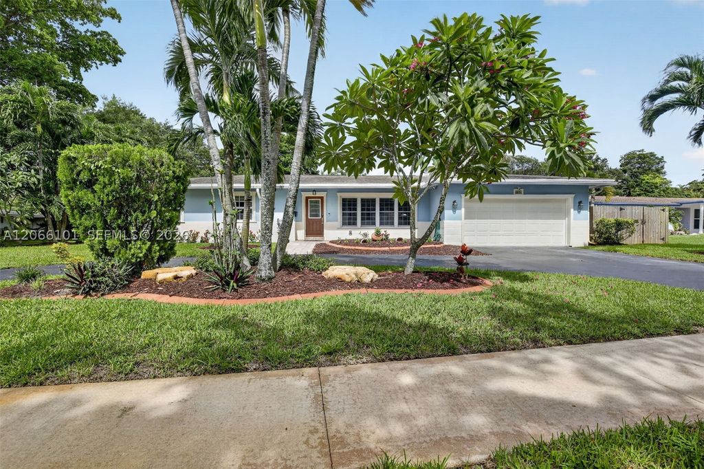 801 Ixora Ln, Plantation, FL 33317