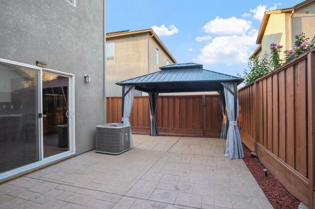 1444 Hearthsong Dr, Manteca, CA 95337