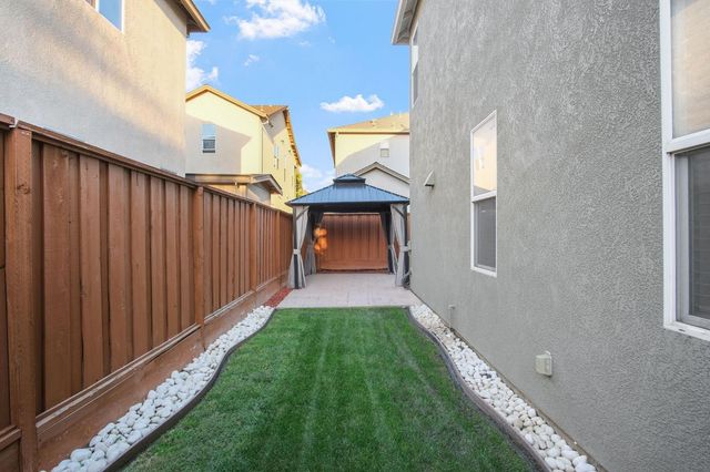 1444 Hearthsong Dr, Manteca, CA 95337