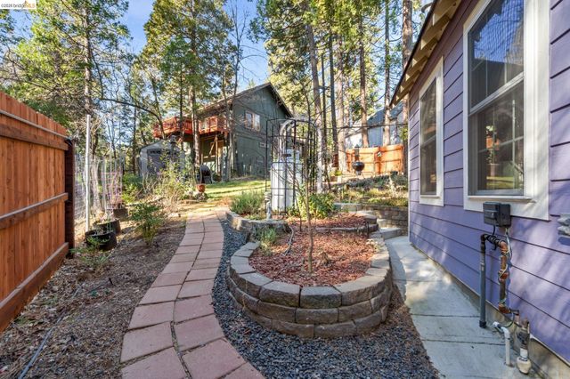 22860 Fuller Rd, Twain Harte, CA 95383