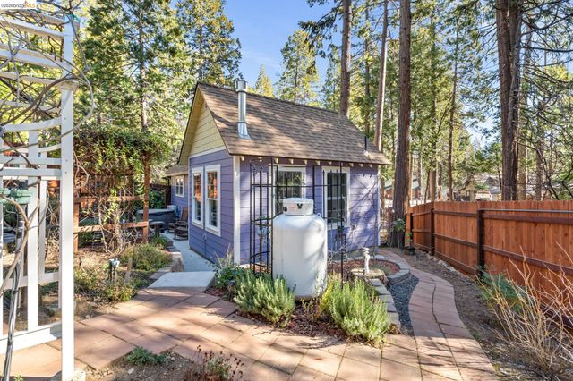 22860 Fuller Rd, Twain Harte, CA 95383