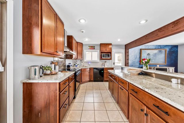 10822 W Jeffrey LANE, Milwaukee, WI 53225