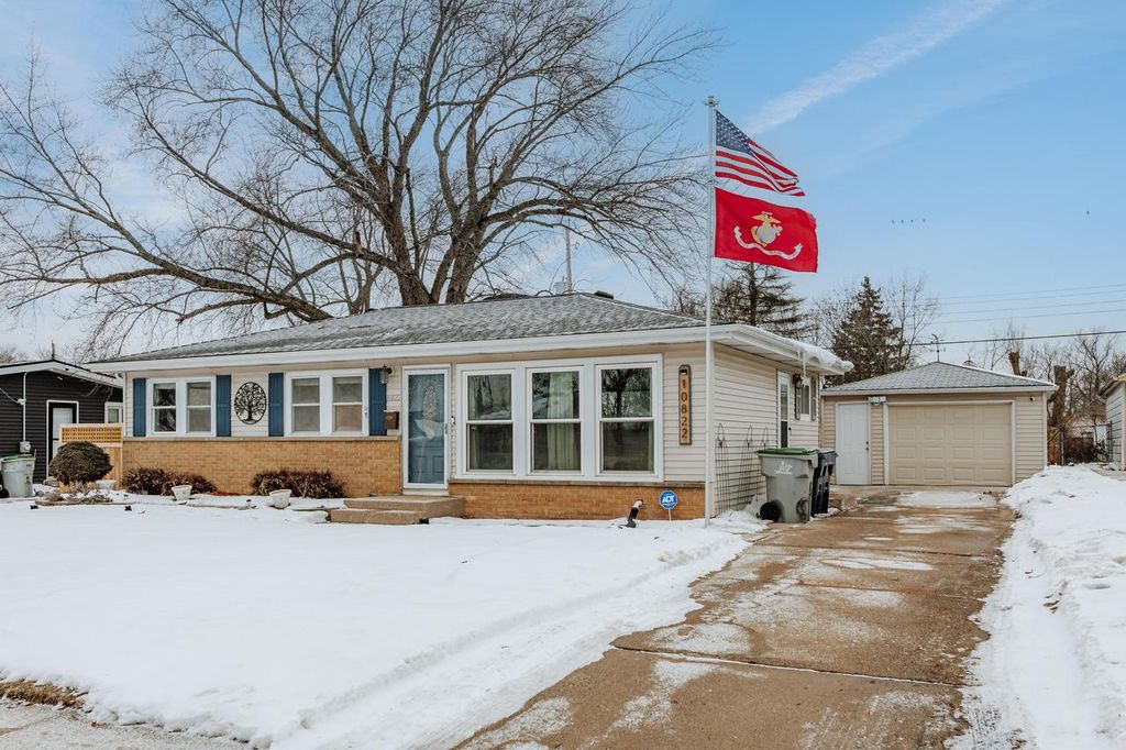 10822 W Jeffrey LANE, Milwaukee, WI 53225