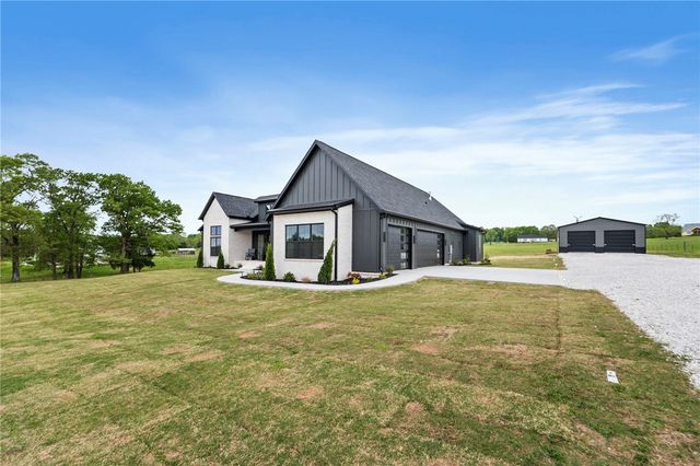 19344 Hughes Road, Garfield, AR 72732