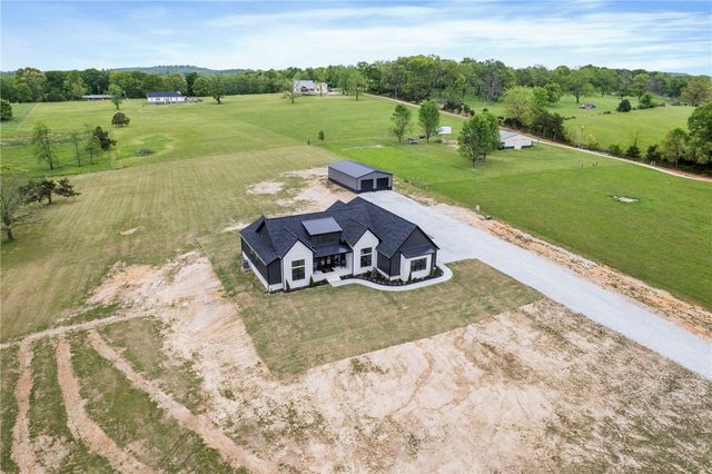 19344 Hughes Road, Garfield, AR 72732