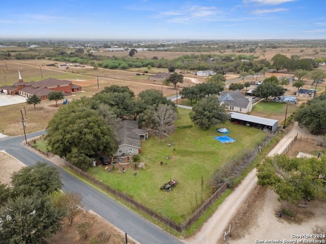610 Blue Bonnet, Floresville, TX 78114