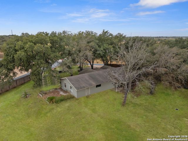 610 Blue Bonnet, Floresville, TX 78114