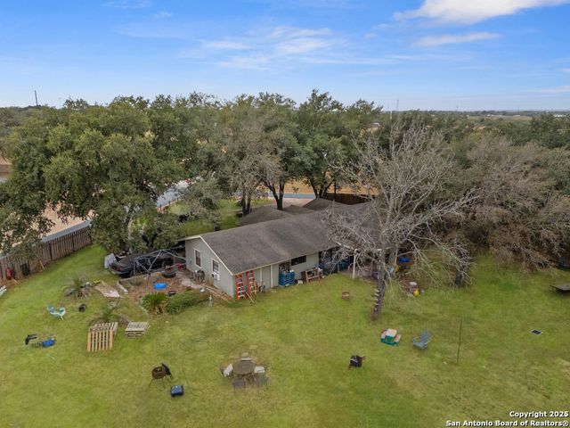 610 Blue Bonnet, Floresville, TX 78114