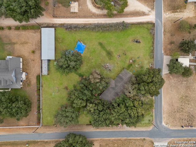 610 Blue Bonnet, Floresville, TX 78114