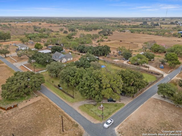 610 Blue Bonnet, Floresville, TX 78114