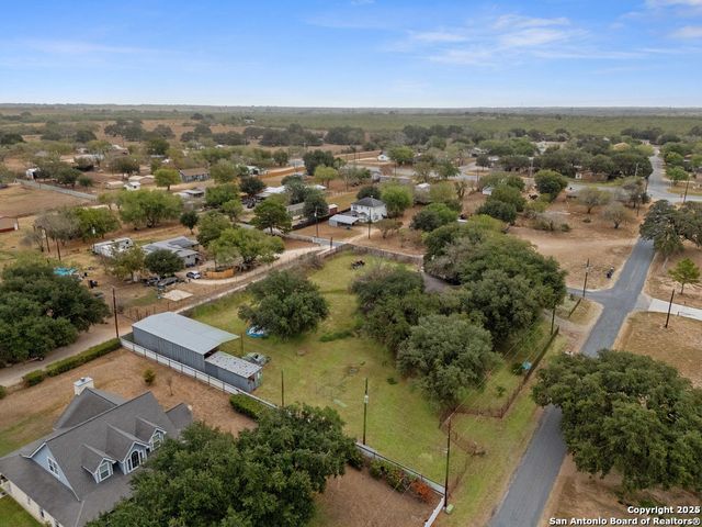 610 Blue Bonnet, Floresville, TX 78114