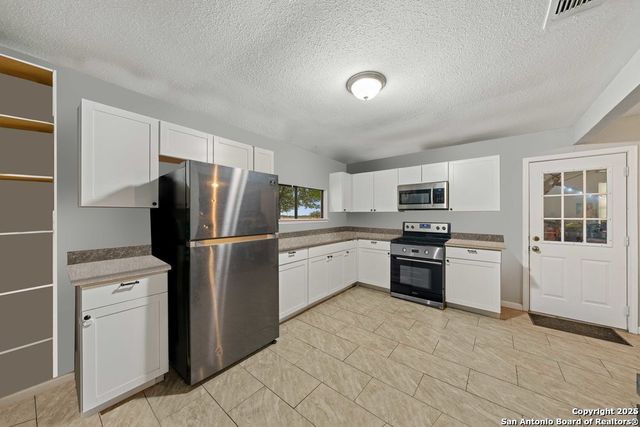 610 Blue Bonnet, Floresville, TX 78114