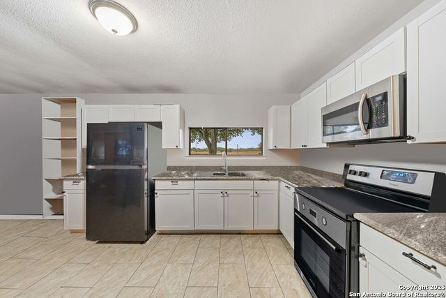 610 Blue Bonnet, Floresville, TX 78114