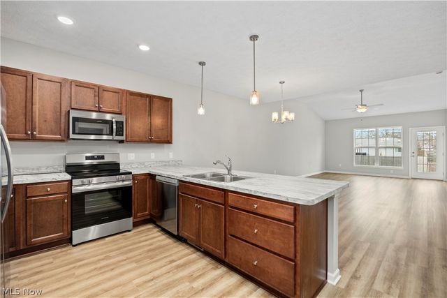 556 Eldemire Lane, Elyria, OH 44035