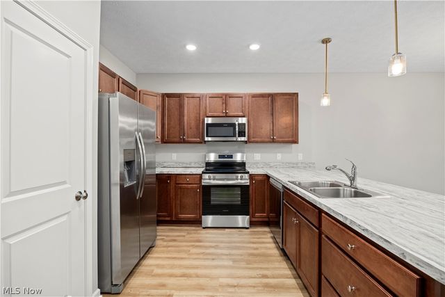 556 Eldemire Lane, Elyria, OH 44035