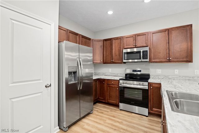 556 Eldemire Lane, Elyria, OH 44035