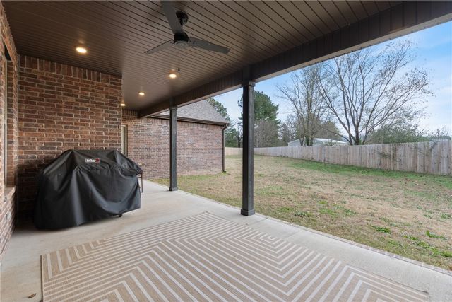 1150 S Liberty Drive, Fayetteville, AR 72701