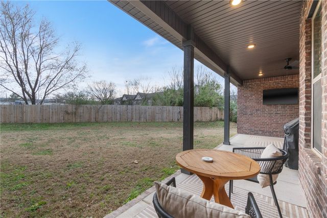 1150 S Liberty Drive, Fayetteville, AR 72701