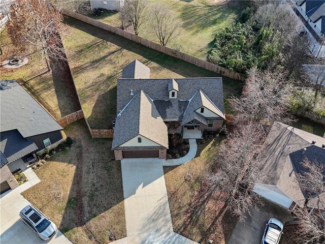 1150 S Liberty Drive, Fayetteville, AR 72701