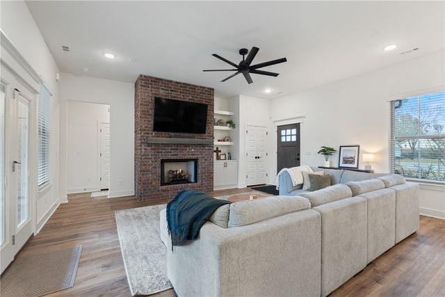 1150 S Liberty Drive, Fayetteville, AR 72701