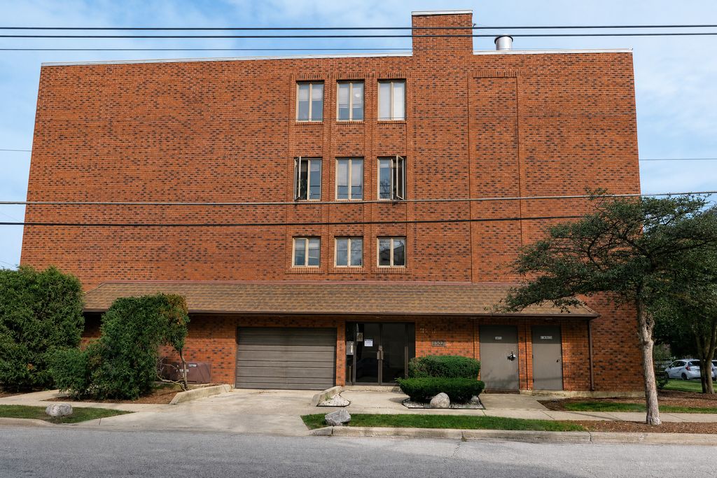 1302 E Washington Street B1, Des Plaines, IL 60016 — exterior