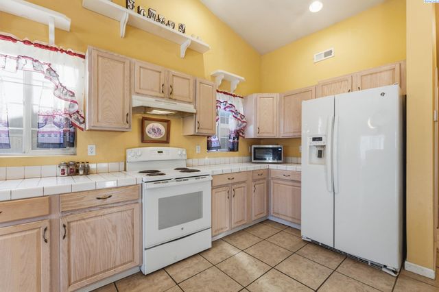 2520 Royal Palm Ave, West Richland, WA 99353