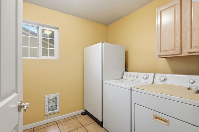 2520 Royal Palm Ave, West Richland, WA 99353