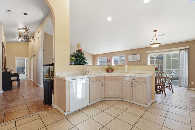 2520 Royal Palm Ave, West Richland, WA 99353