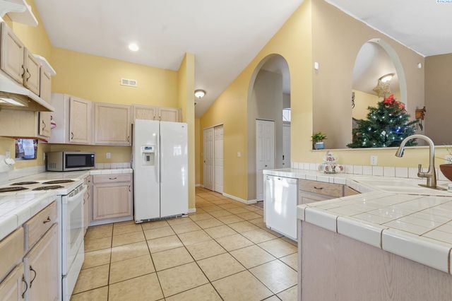 2520 Royal Palm Ave, West Richland, WA 99353