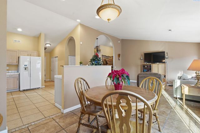 2520 Royal Palm Ave, West Richland, WA 99353