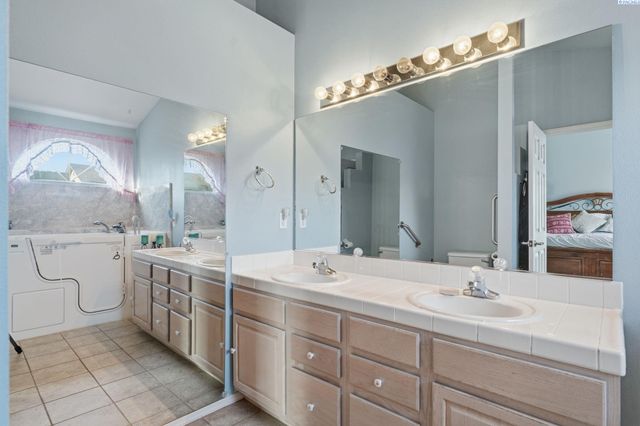 2520 Royal Palm Ave, West Richland, WA 99353