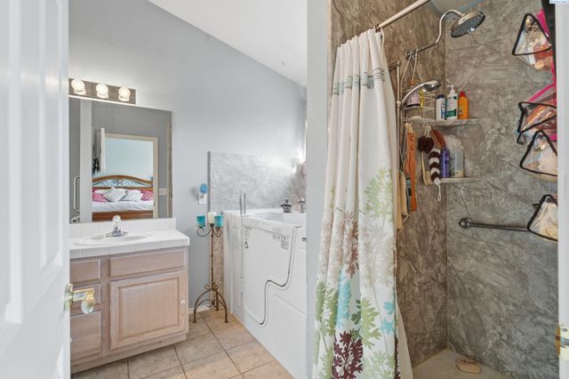 2520 Royal Palm Ave, West Richland, WA 99353