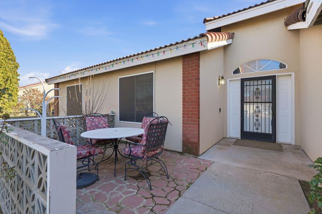 2520 Royal Palm Ave, West Richland, WA 99353