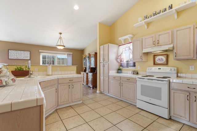 2520 Royal Palm Ave, West Richland, WA 99353