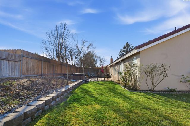 2520 Royal Palm Ave, West Richland, WA 99353