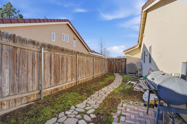 2520 Royal Palm Ave, West Richland, WA 99353