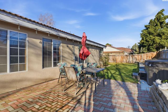 2520 Royal Palm Ave, West Richland, WA 99353