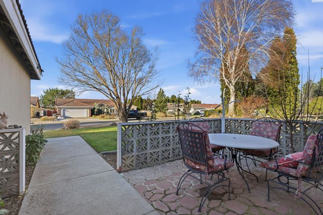 2520 Royal Palm Ave, West Richland, WA 99353