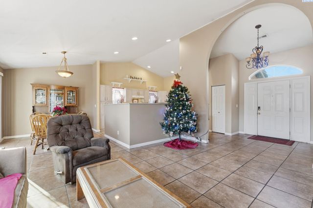 2520 Royal Palm Ave, West Richland, WA 99353