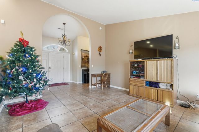 2520 Royal Palm Ave, West Richland, WA 99353