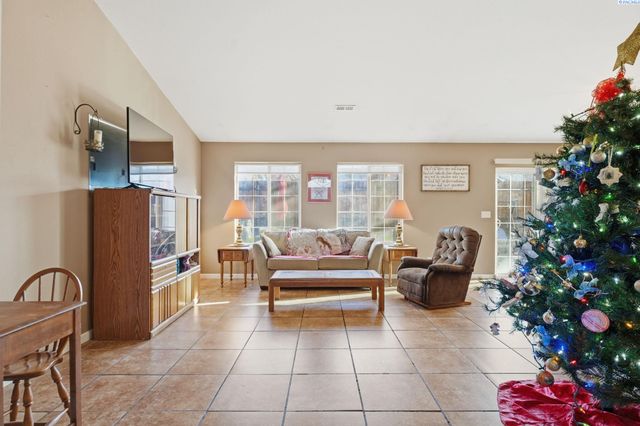 2520 Royal Palm Ave, West Richland, WA 99353