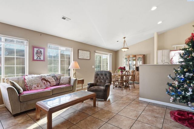 2520 Royal Palm Ave, West Richland, WA 99353