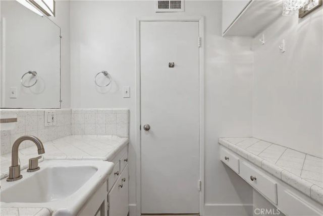 3700 S Bentley, Los Angeles, CA 90034