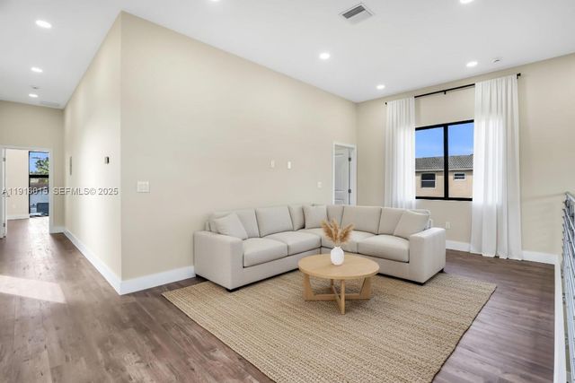 12061 NW 26th St, Plantation, FL 33323